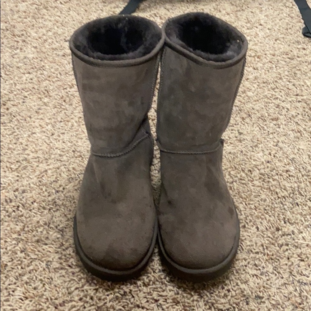 Brown classic short UGGs